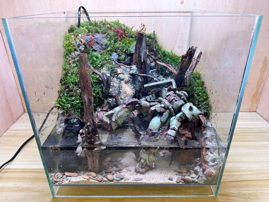 GUNPLA PALUDARIUM - Fallen Zaku (30 x 30 x 30cm)