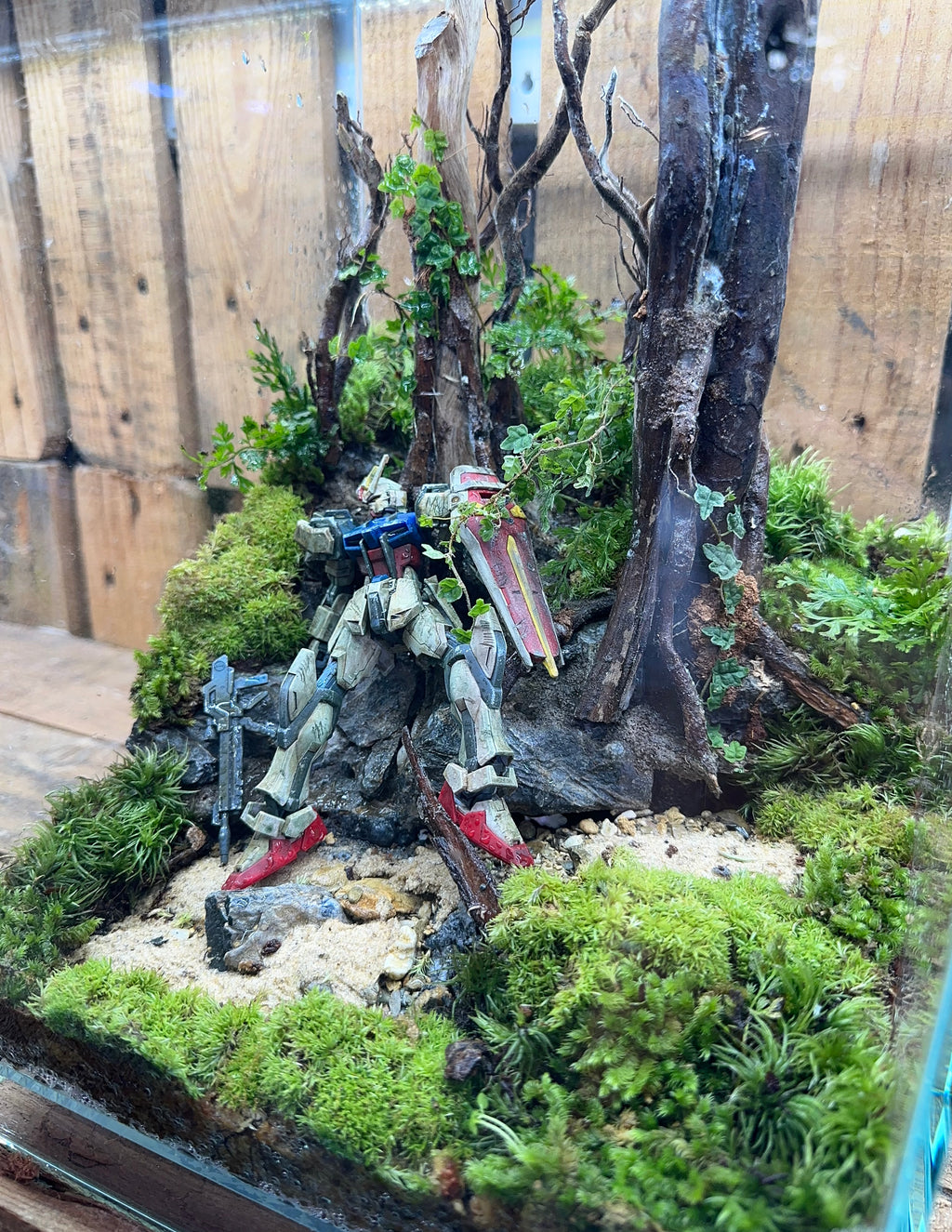 GUNPLA TERRARIUM - Fallen Mobile Suit on Forest Floor (25x25x35cm)