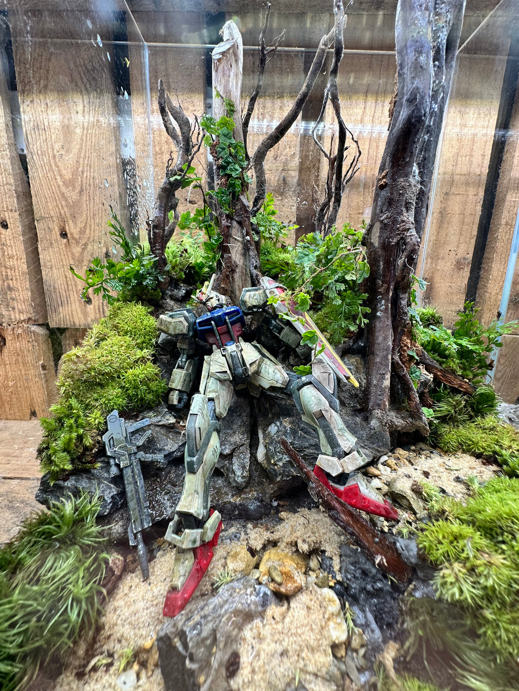GUNPLA TERRARIUM - Fallen Mobile Suit on Forest Floor (25x25x35cm)