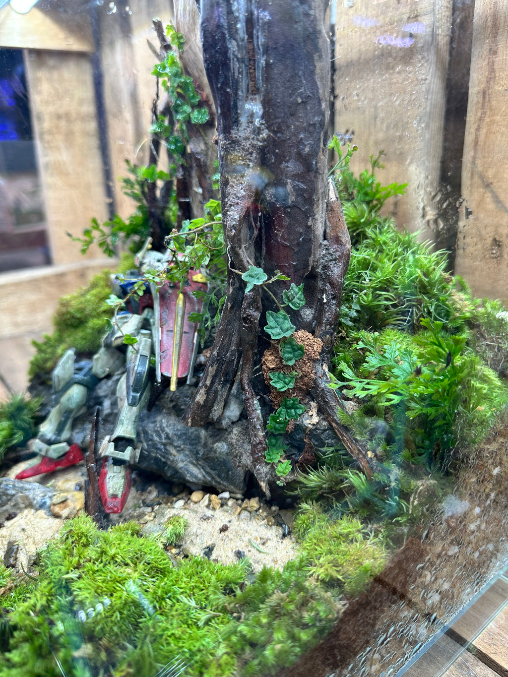 GUNPLA TERRARIUM - Fallen Mobile Suit on Forest Floor (25x25x35cm)