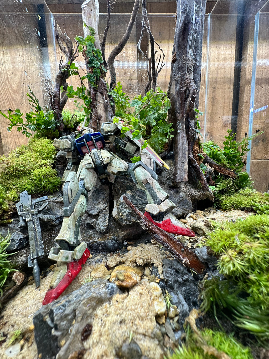 GUNPLA TERRARIUM - Fallen Mobile Suit on Forest Floor (25x25x35cm)