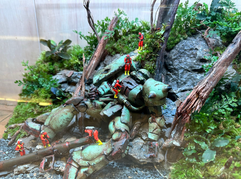 GUNPLA TERRARIUM - Fallen Zaku (Skybox 36x22x26cm)