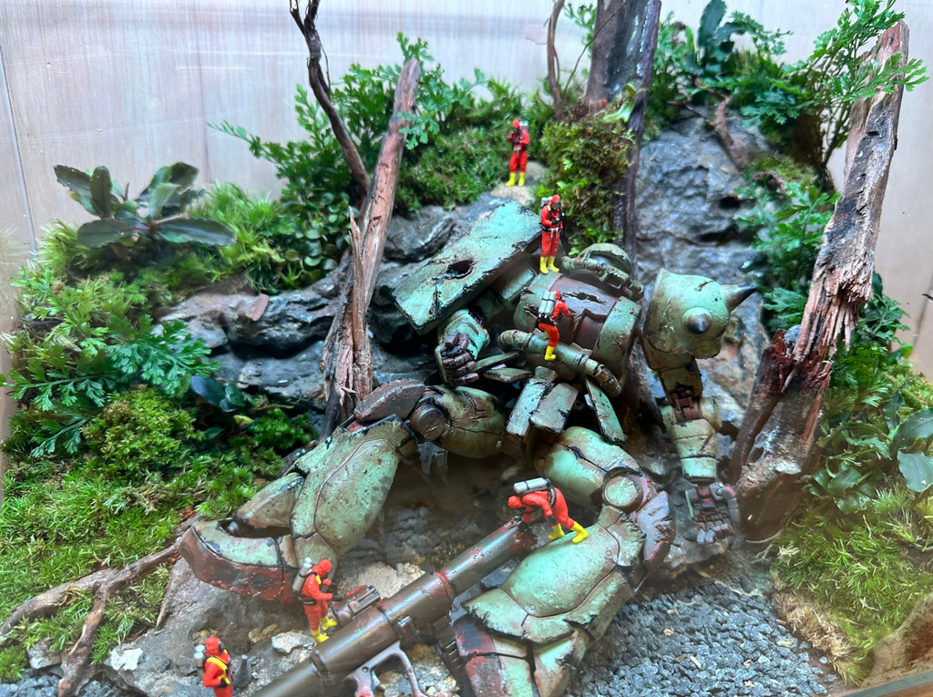 GUNPLA TERRARIUM - Fallen Zaku (Skybox 36x22x26cm)