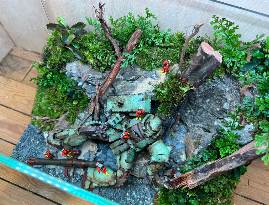 GUNPLA TERRARIUM - Fallen Zaku (Skybox 36x22x26cm)