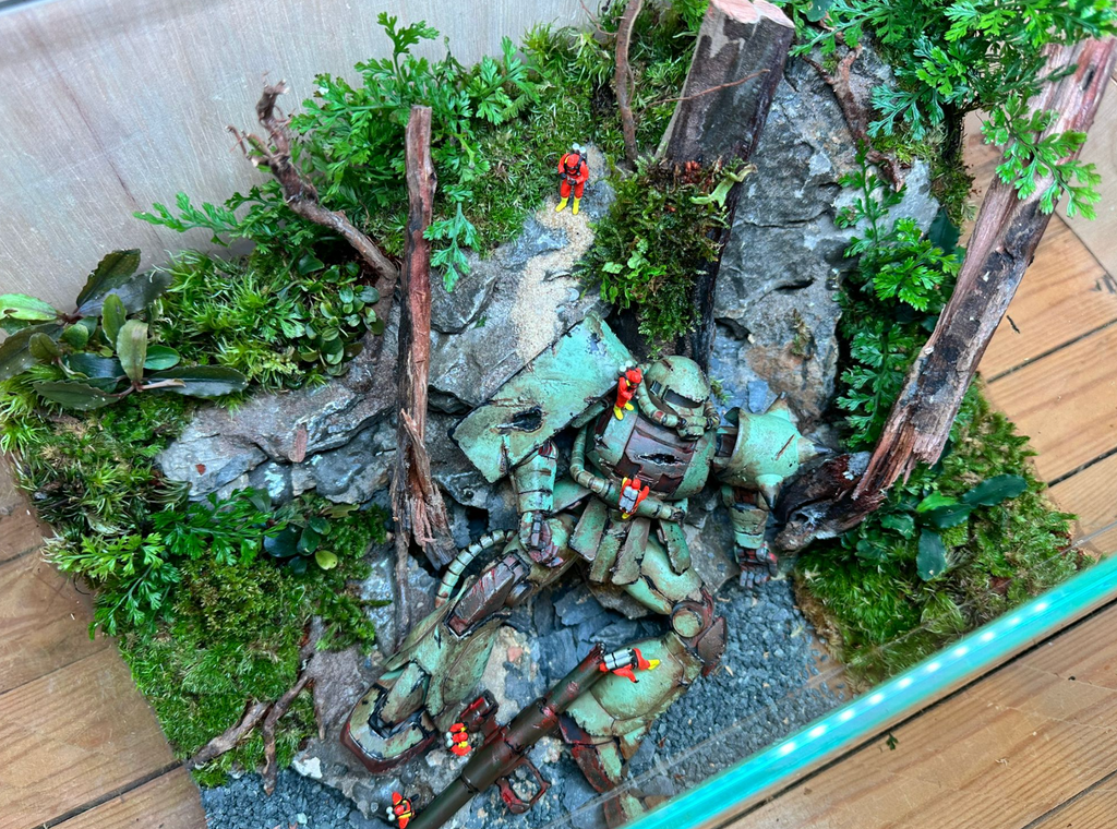 GUNPLA TERRARIUM - Fallen Zaku (Skybox 36x22x26cm)