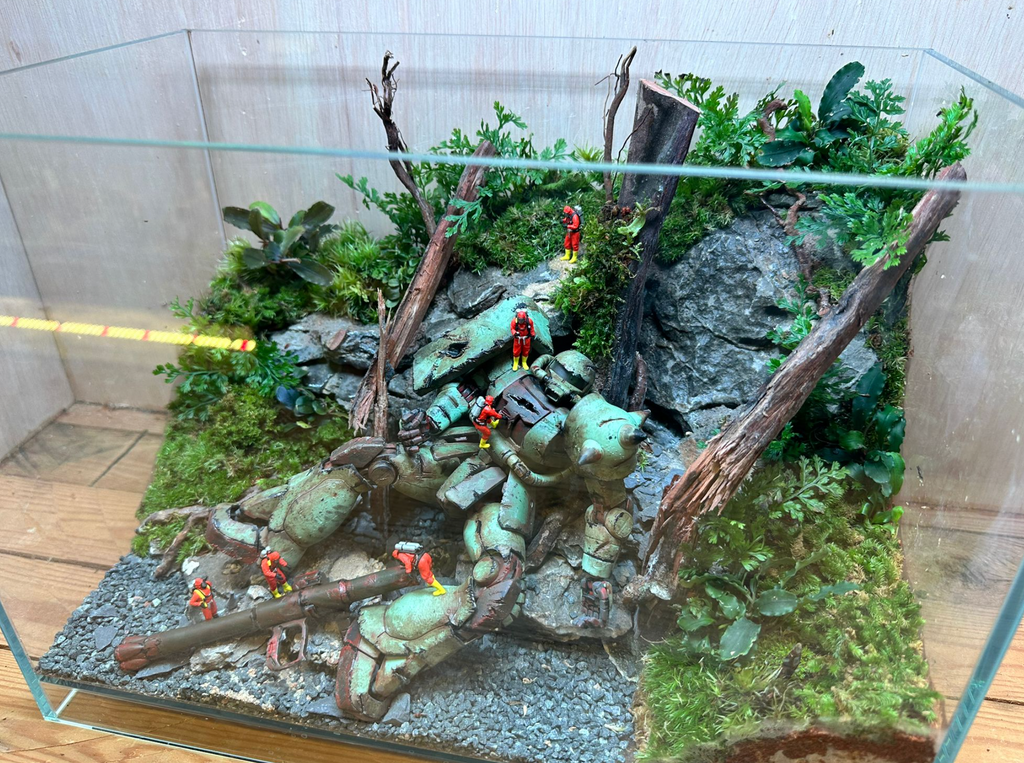 GUNPLA TERRARIUM - Fallen Zaku (Skybox 36x22x26cm)