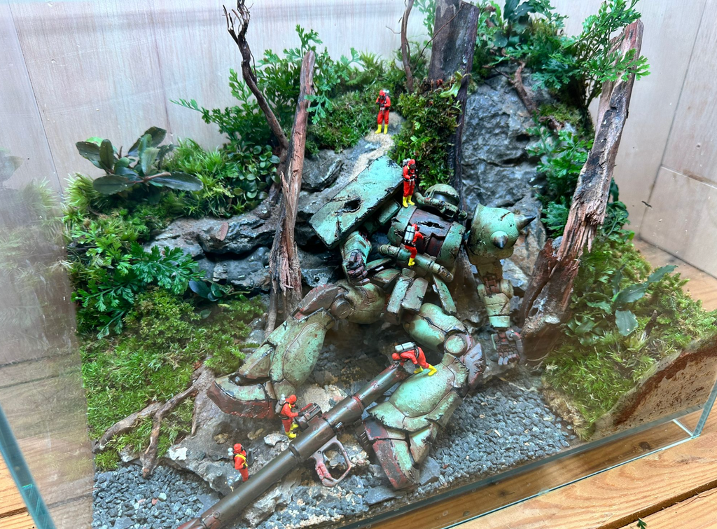 GUNPLA TERRARIUM - Fallen Zaku (Skybox 36x22x26cm)