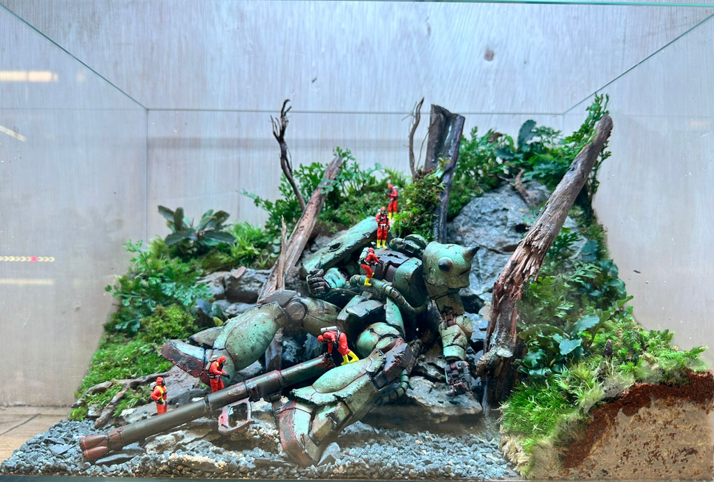 GUNPLA TERRARIUM - Fallen Zaku (Skybox 36x22x26cm)