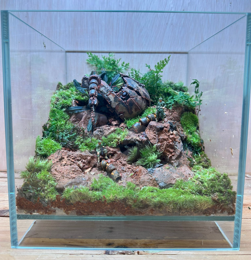 GUNPLA TERRARIUM - Fallen Zaku Head (20x20x20cm)