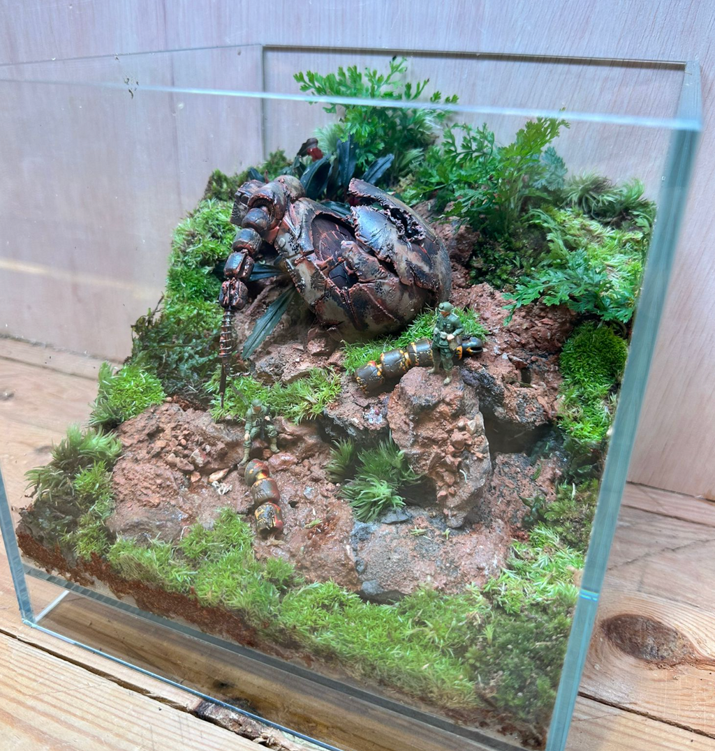 GUNPLA TERRARIUM - Fallen Zaku Head (20x20x20cm)
