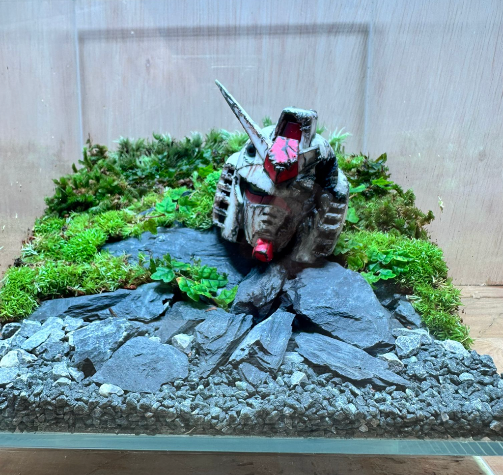 GUNPLA TERRARIUM - Fallen Gundam Head (20x20x20cm)