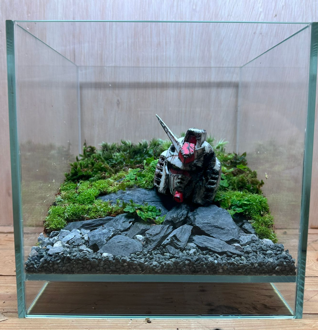 GUNPLA TERRARIUM - Fallen Gundam Head (20x20x20cm)
