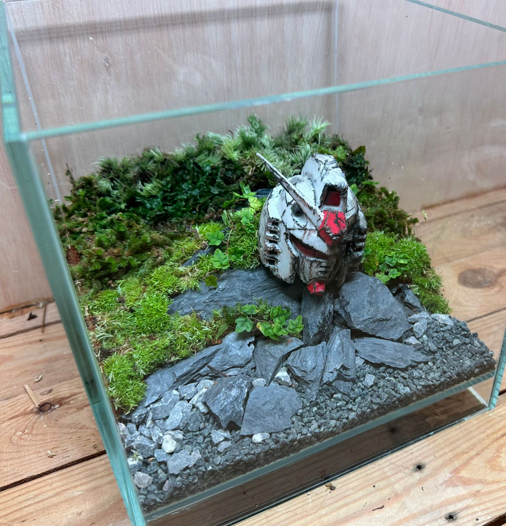 GUNPLA TERRARIUM - Fallen Gundam Head (20x20x20cm)