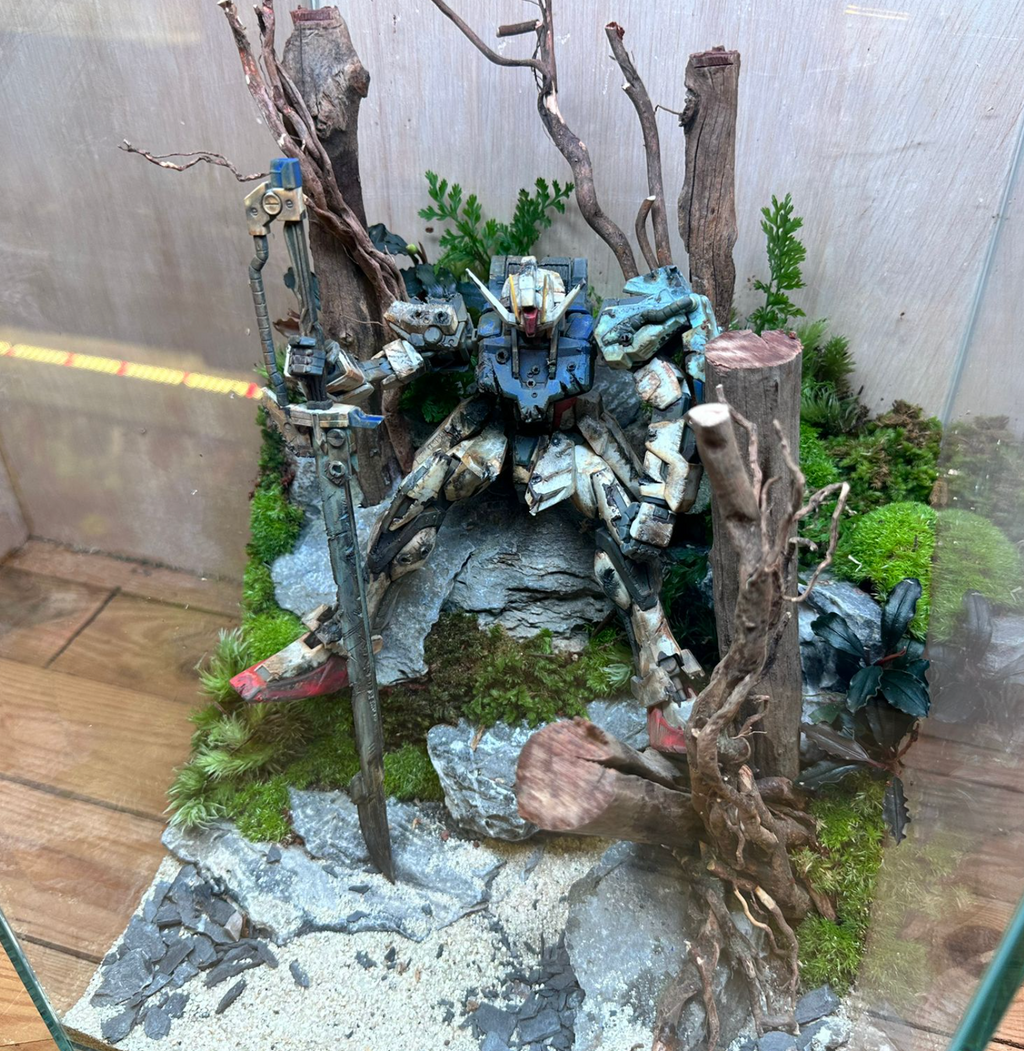 GUNPLA TERRARIUM - Fallen Gundam: Sword Strike (25x25x35cm)