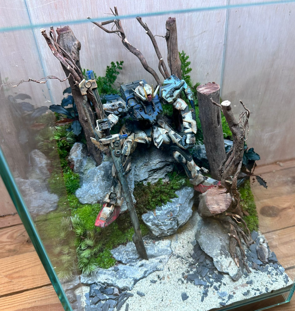GUNPLA TERRARIUM - Fallen Gundam: Sword Strike (25x25x35cm)