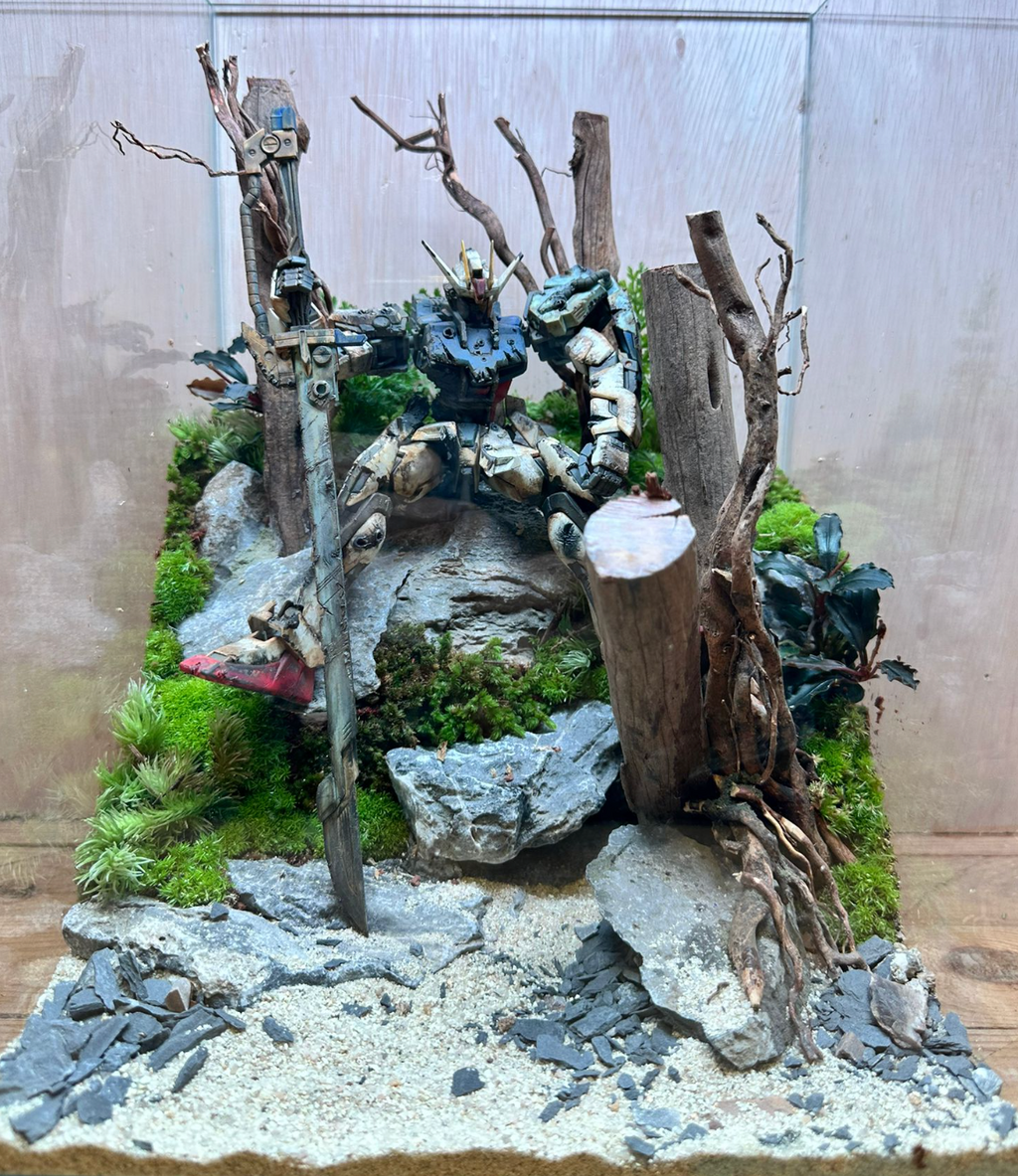 GUNPLA TERRARIUM - Fallen Gundam: Sword Strike (25x25x35cm)