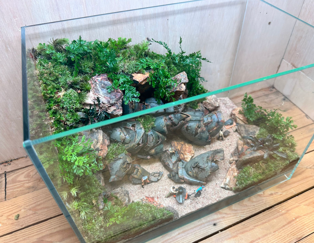 GUNPLA TERRARIUM - Fallen Gelgoog (Skybox 36x22x26cm)