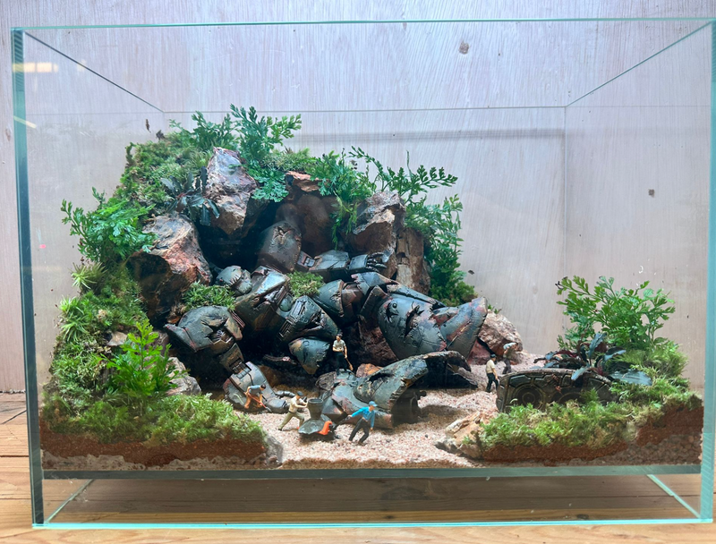 GUNPLA TERRARIUM - Fallen Gelgoog (Skybox 36x22x26cm)