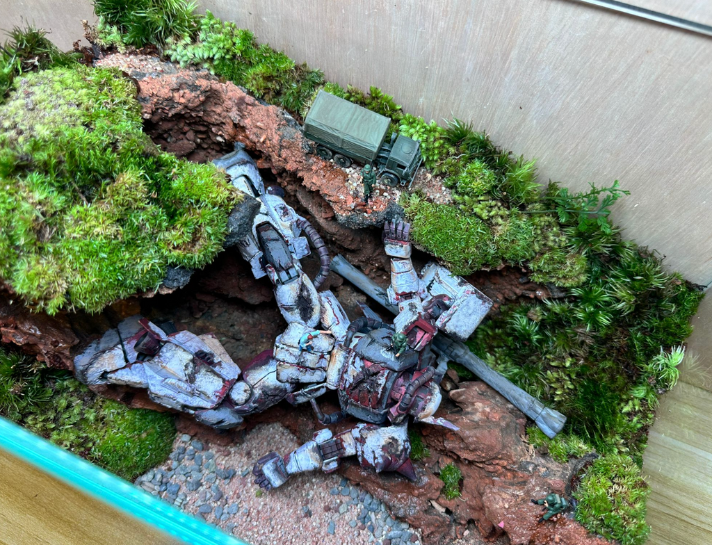 GUNPLA TERRARIUM - Fallen White Wolf Zaku (Skybox 36x22x26cm)