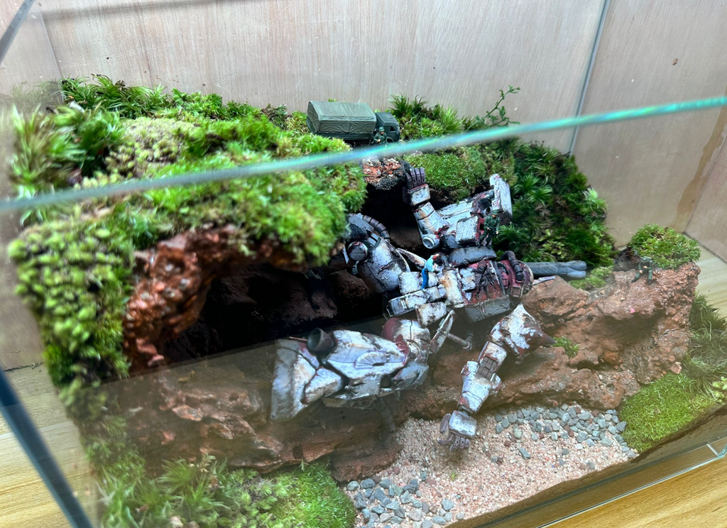 GUNPLA TERRARIUM - Fallen White Wolf Zaku (Skybox 36x22x26cm)