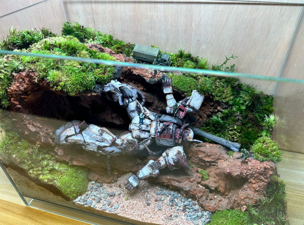 GUNPLA TERRARIUM - Fallen White Wolf Zaku (Skybox 36x22x26cm)