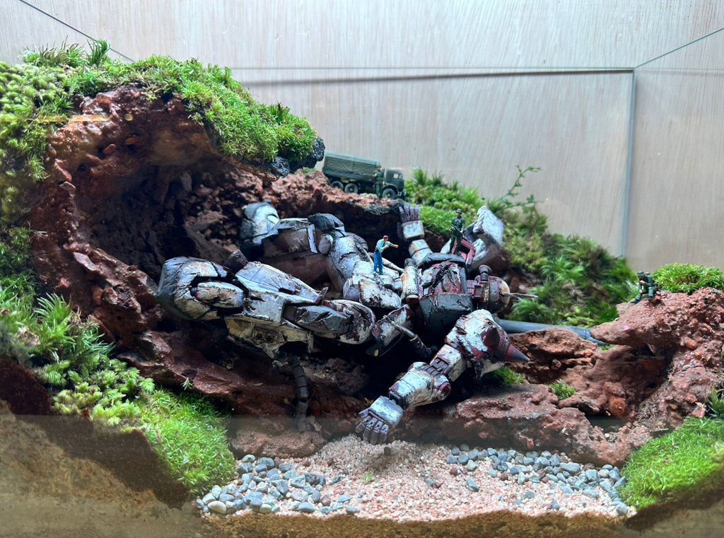 GUNPLA TERRARIUM - Fallen White Wolf Zaku (Skybox 36x22x26cm)