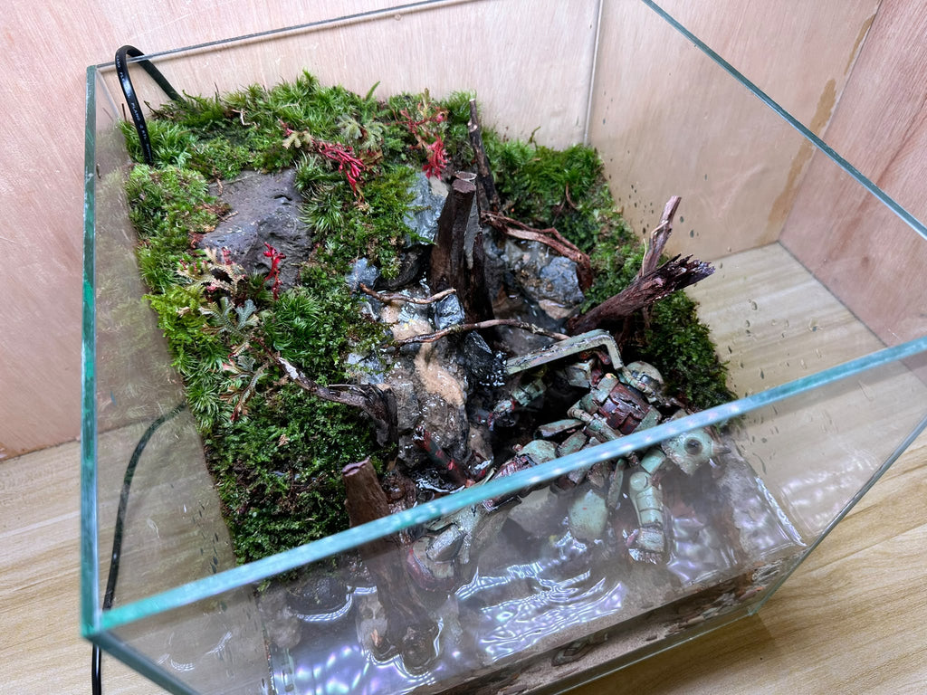 GUNPLA PALUDARIUM - Fallen Zaku (30 x 30 x 30cm)