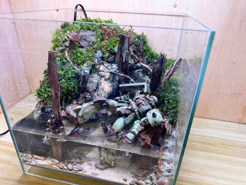 GUNPLA PALUDARIUM - Fallen Zaku (30 x 30 x 30cm)